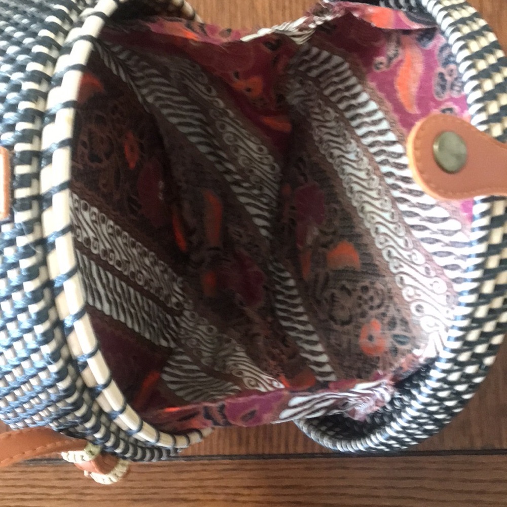 Women Round Rattan Purse - Picture 4 of 7